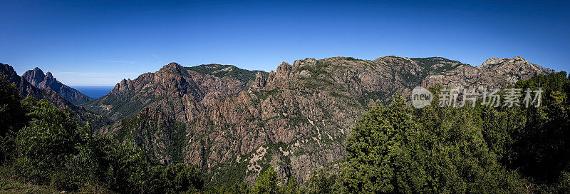 从附近的山村Evisa俯瞰Capo d’ortu, e tre Signore, Punta di a Pianetta和Capu d’ota的山峰，向波尔图湾，科西嘉，法国。